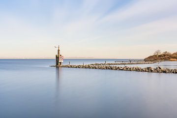 Aan de oever van het Grevelingenmeer tijdens zonsondergang van Claire van Dun