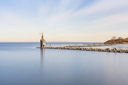 Aan de oever van het Grevelingenmeer tijdens zonsondergang van Claire van Dun