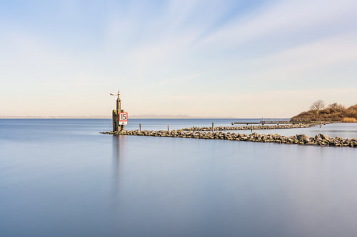 Aan de oever van het Grevelingenmeer tijdens zonsondergang