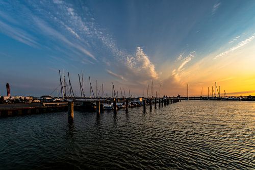 Zonsondergang bij de haven Altefähr, eiland Rügen