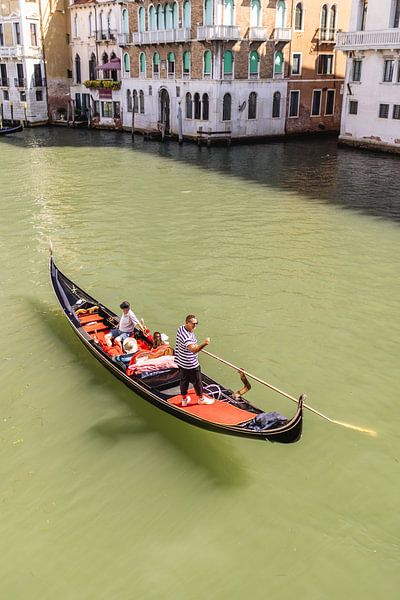 Gondelier met Italiaanse groet op Canal Grande van Bas de Glopper