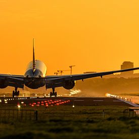 Vliegtuig bijna geland op Schiphol vlak na zonsopkomst. van Jaap van den Berg