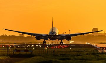 Vliegtuig bijna geland op Schiphol vlak na zonsopkomst. van Jaap van den Berg