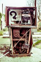 Roestige benzinepomp