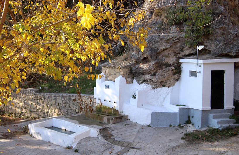 Alter Wasserbrunnen in Fuentes de Cesna Spanien von Jan Katuin