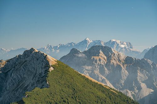 Uitzicht vanaf de Aggenstein op de Zugspitze en de Tannheimer Berge