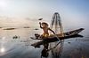 FISCHERS AT SUNRISE Vist AUF traditionelle Weg zum Inle See in Myanmar. Mit einem Korb wird der Fisc von Wout Kok Miniaturansicht