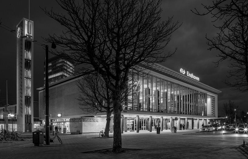 Gare de L'Eindhoven la nuit. par Maurits van Hout