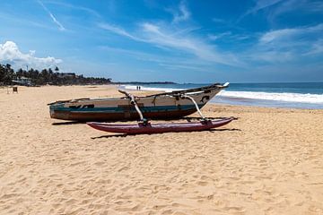 Bateau de pêcheurs sur la plage au Sri Lanka sur Rijk van de Kaa