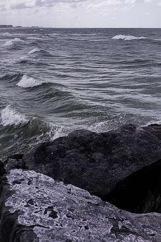 Water en steen aan de Noordzee
