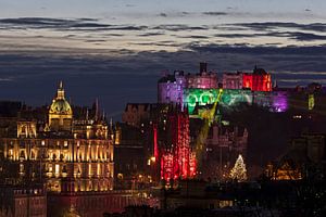 Edinburgh Castle und die Beleuchtung des Stadtzentrums, Schottland, UK