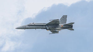 Hochgeschwindigkeitsflug der McDonnell Douglas EF-18A Hornet.
