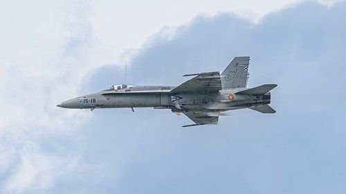 Hochgeschwindigkeitsflug der McDonnell Douglas EF-18A Hornet.