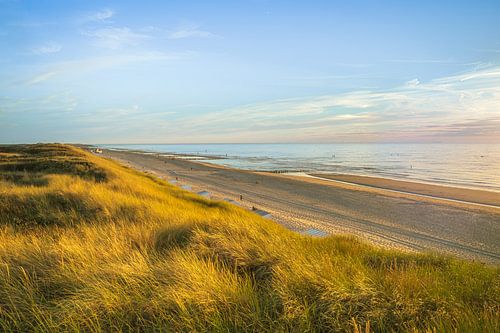 Bezaubernde Meereslandschaft bei Sonnenuntergang in Zeeland, Niederlande