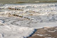 Schäumende Wellen am Rande des Meeres von Ruud Morijn Miniaturansicht