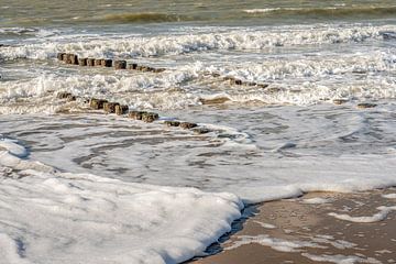 Schuimende golven in de branding aan zee van Ruud Morijn