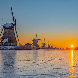 Patinage le long des moulins à vent de Kinderdijk sur Chris van Es