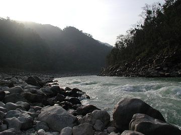 Der wilde Fluss Ganges im Himalaya in Indien von Eye on You