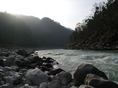 De wilde rivier de Ganges in de Himalaya in India