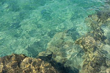 Eau bleue turquoise sur la côte méditerranéenne