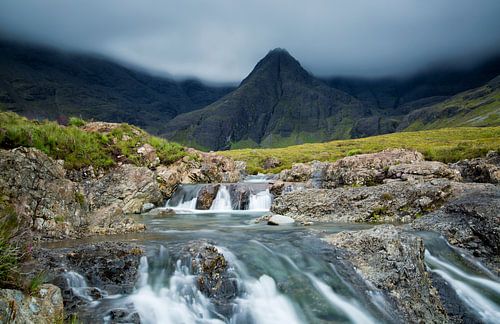 Waterval in de Schotse heuvels, Fairy Pools, Isle of Skye, Schotland
