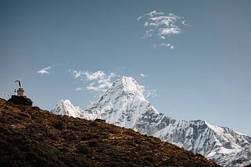 Berg Ama Dablam in de Himalaya van Nepal van Thea.Photo