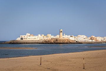 Zicht op de vuurtoren van Sur in Oman van Awander