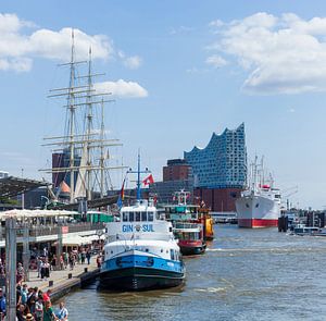 Blick von den Landungsbrücken auf Elbphilharmonie mit Ausflugsboot, Hamburg, Deutschland