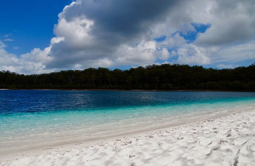 Verlaten meer met helderblauw water von Janinne Lansdaal-van den Bos