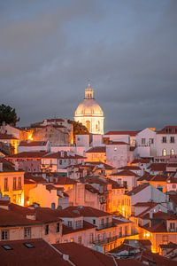 Lissabon bei Nacht mit seiner schönen Stadtkulisse und historischen Gebäuden