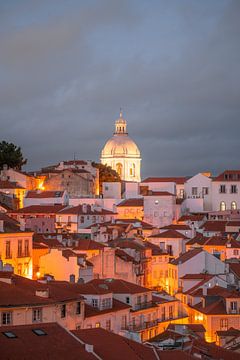 Lissabon bij nacht met zijn prachtige stadsbeeld en historische gebouwen van Leo Schindzielorz