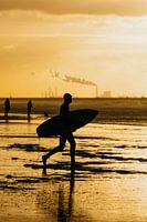 Silhouette eines Surfers auf dem Weg zum Wasser in Scheveningen