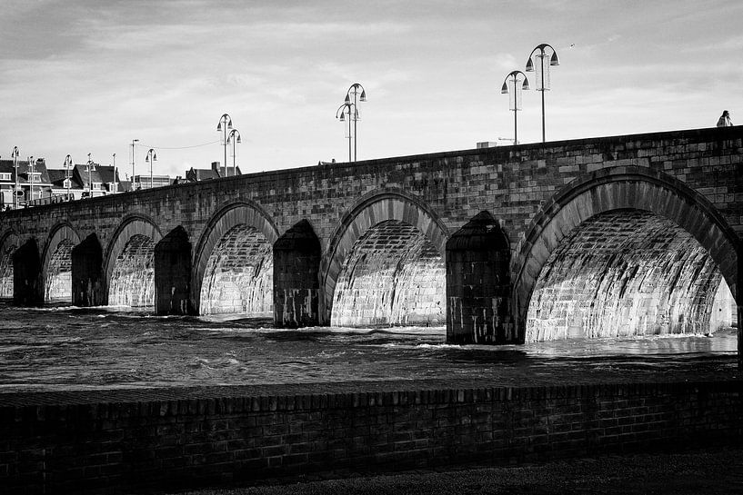 St. Servaas bridge Maastricht with floodlight by Streets of Maastricht