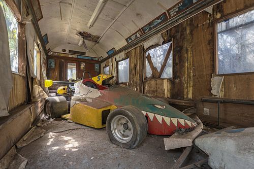 voiture de F1 abandonnée sur Ivana Luijten