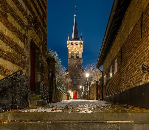 Elsloo in de avond in de winter met sneeuw