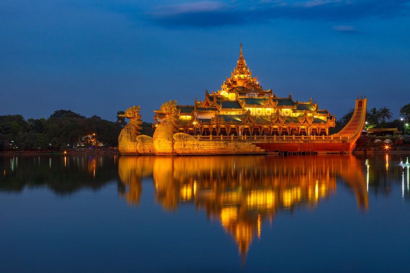 Die königliche Barke in Yangon von Roland Brack