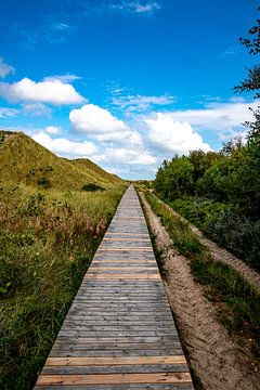 Houten wandelpad langs de duinen naar Wittdün van Alexander Wolff