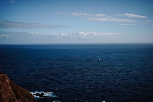 Océan avec un petit voilier