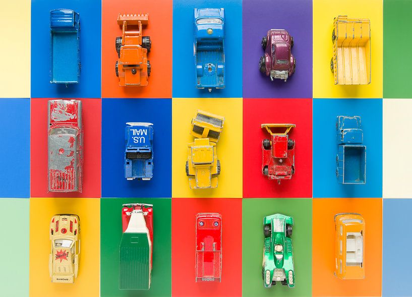 Vieilles voitures jouets sur fond multicolore par Wijnand Loven