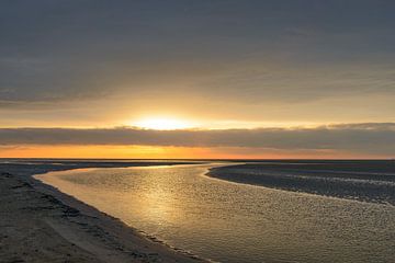 Farbenprächtiger Sonnenuntergang am Strand von Schiermonnikoog von Sjoerd van der Wal