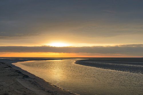 Kleurrijke zonsondergang op het strand van Schiermonnikoog