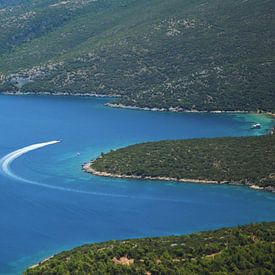 Egeïsche blauwe zee op het Griekse eiland Samos van Marije van der Vies