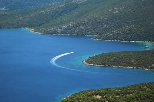 Egeïsche blauwe zee op het Griekse eiland Samos