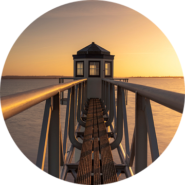 Peilschaal Oostmahorn bij zonsopkomst – Stilte boven het water