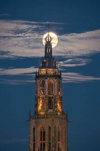 Mond über der Cunerakerk in Rhenen von Moetwil en van Dijk - Fotografie