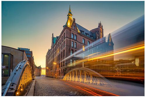 Hamburg Speicherstadt bij schemering - dynamiek ontmoet geschiedenis