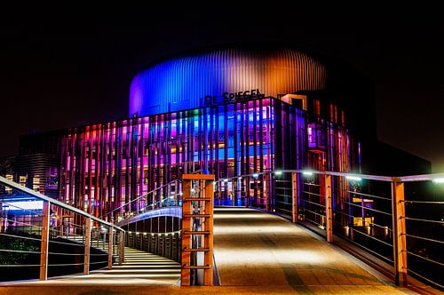 Theater De Spiegel bij nacht