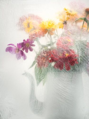 Mysterieus boeket van veld bloemen in een witte oude koffiepot