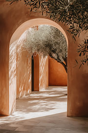 Mediterrane boog in terracotta – zonnig schaduwspel van Dave Schloffi