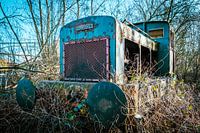 Blick auf eine verlassene, verwitterte Diesellokomotive